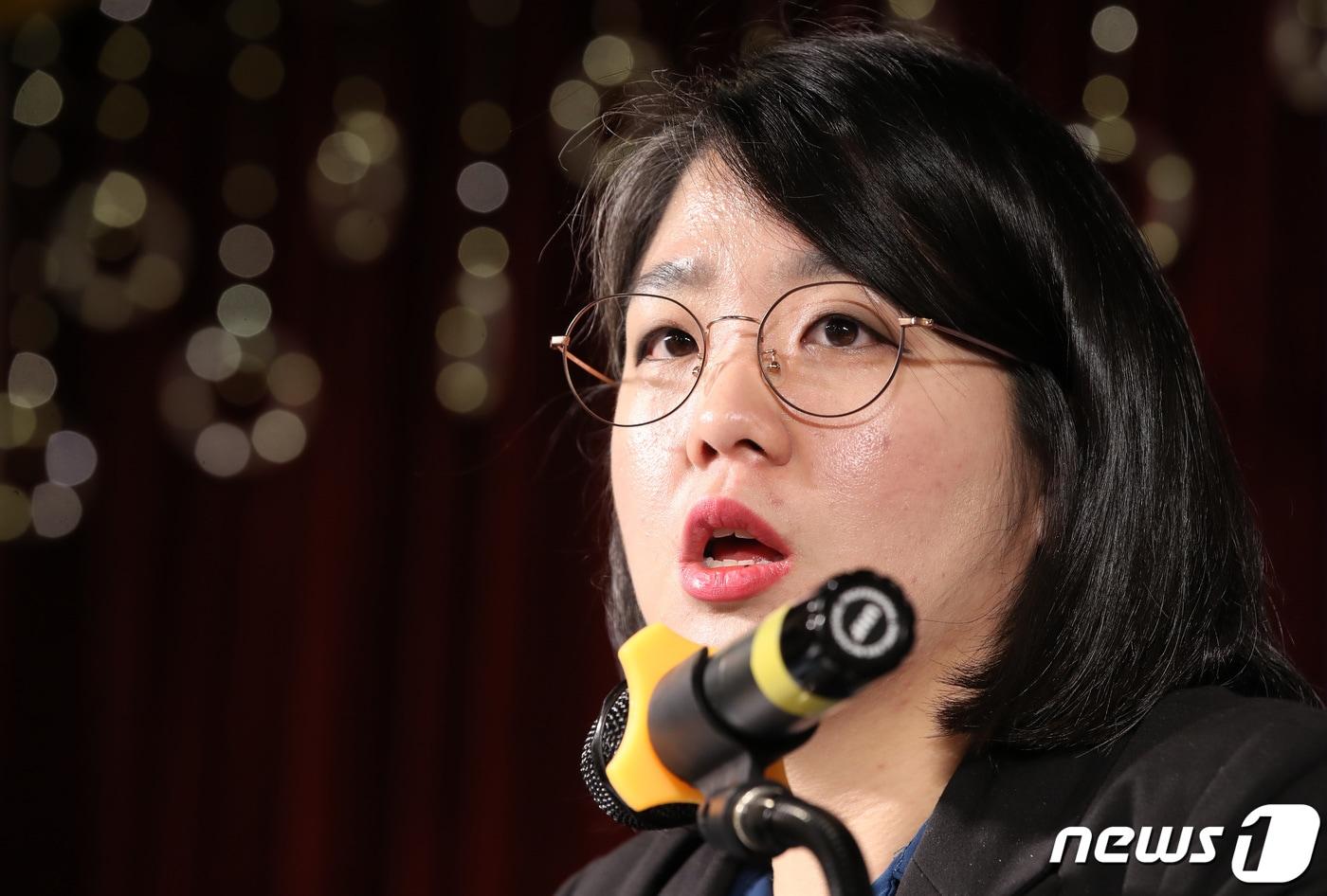 본문 이미지 - 용혜인 더불어민주연합 의원이 19일 오전 대구 남구 이천동 대구아트파크에서 열린 아시아포럼21 주최 초청토론회에 참석해 취재진 질의에 답하고 있다. 2024.3.19/뉴스1 ⓒ News1 공정식 기자