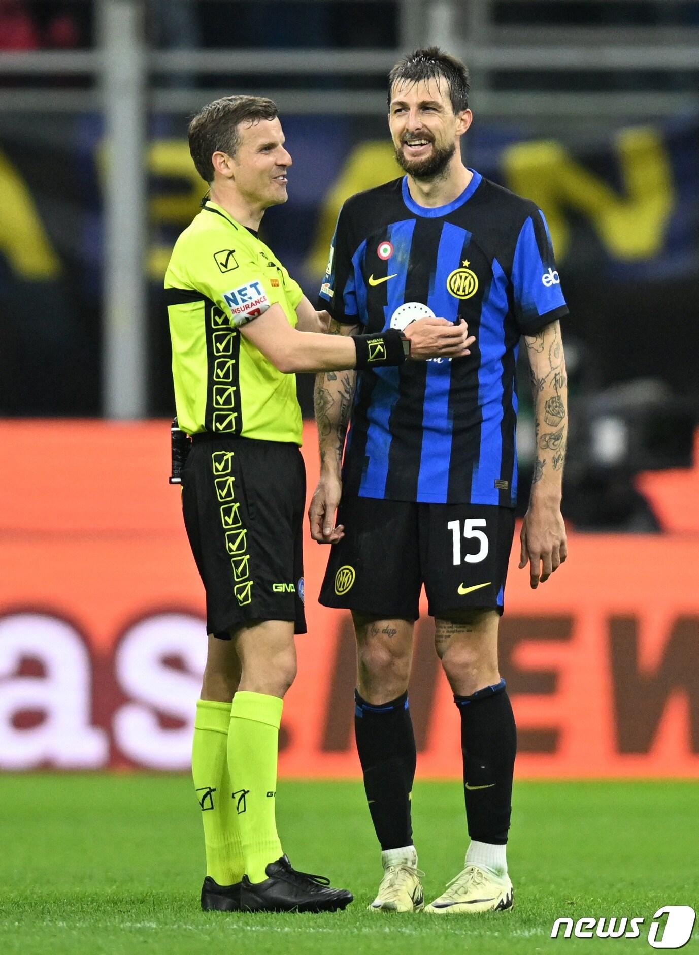 본문 이미지 - 이탈리아 국가대표 수비수 아체르비가 나폴리전에서 인종차별 발언을 한 혐의로 대표팀에서 빠졌다. ⓒ 로이터=뉴스1