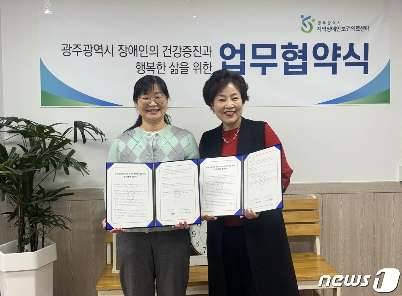 본문 이미지 - 광주 지역장애인보건의료센터와 광주세광학교가 지역사회의 발전과 지역 장애인의 건강증진을 위한 업무협약을 체결한 뒤 기념사진을 촬영하고 있다.(전남대학교병원 제공) 2024.3.19.