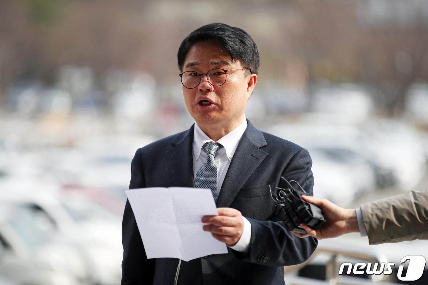 임현택 대한소아청소년과의사회장(미래를생각하는의사모임 대표)이 19일 오전 경기 과천 정부과천청사에서 의대 증원 관련 조규홍 보건복지부 장관과 박민수 제2차관을 직권남용 및 권리행사방해 등으로 고위공직자범죄수사처에 고발하기에 앞서 입장을 밝히고 있다. 2024.3.19/뉴스1 ⓒ News1 이승배 기자