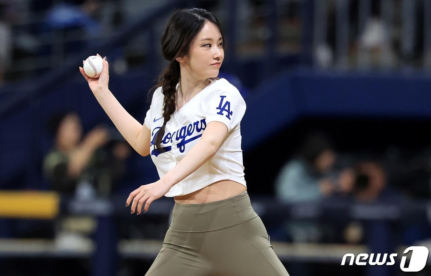  배우 전종서가 17일 서울 고척스카이돔에서 열린 로스앤젤레스(LA) 다저스와 키움 히어로즈의 미국프로야구(MLB) 서울시리즈 연습경기에 앞서 시구를 하고 있다. 2024.3.17/뉴스1 ⓒ News1 