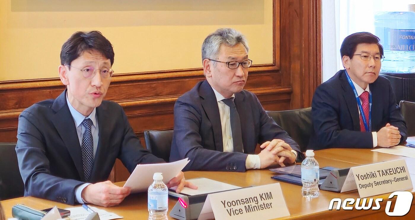 김윤상 기획재정부 2차관이 18일(현지시간) 프랑스 파리에서 열린 한-OECD 국제공동연구 착수식에서 개회사를 하고 있다. (기획재정부 제공) 2024.3.19/뉴스1