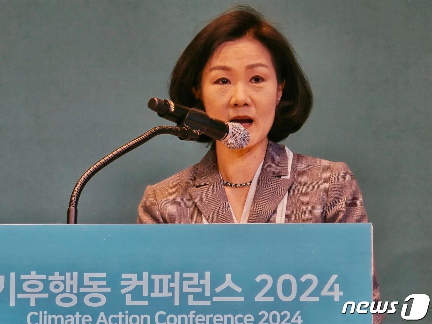 본문 이미지 - 김효은 외교부 기후변화대사가 19일 서울 앰배서더 풀만 호텔에서 열린 기후행동 컨퍼런스(콘퍼런스) 2024에서 유엔기후변화협약 당사국총회에 대해 설명하고 있다. 2024.3.19/뉴스1 ⓒ News1 황덕현 기후환경전문기자