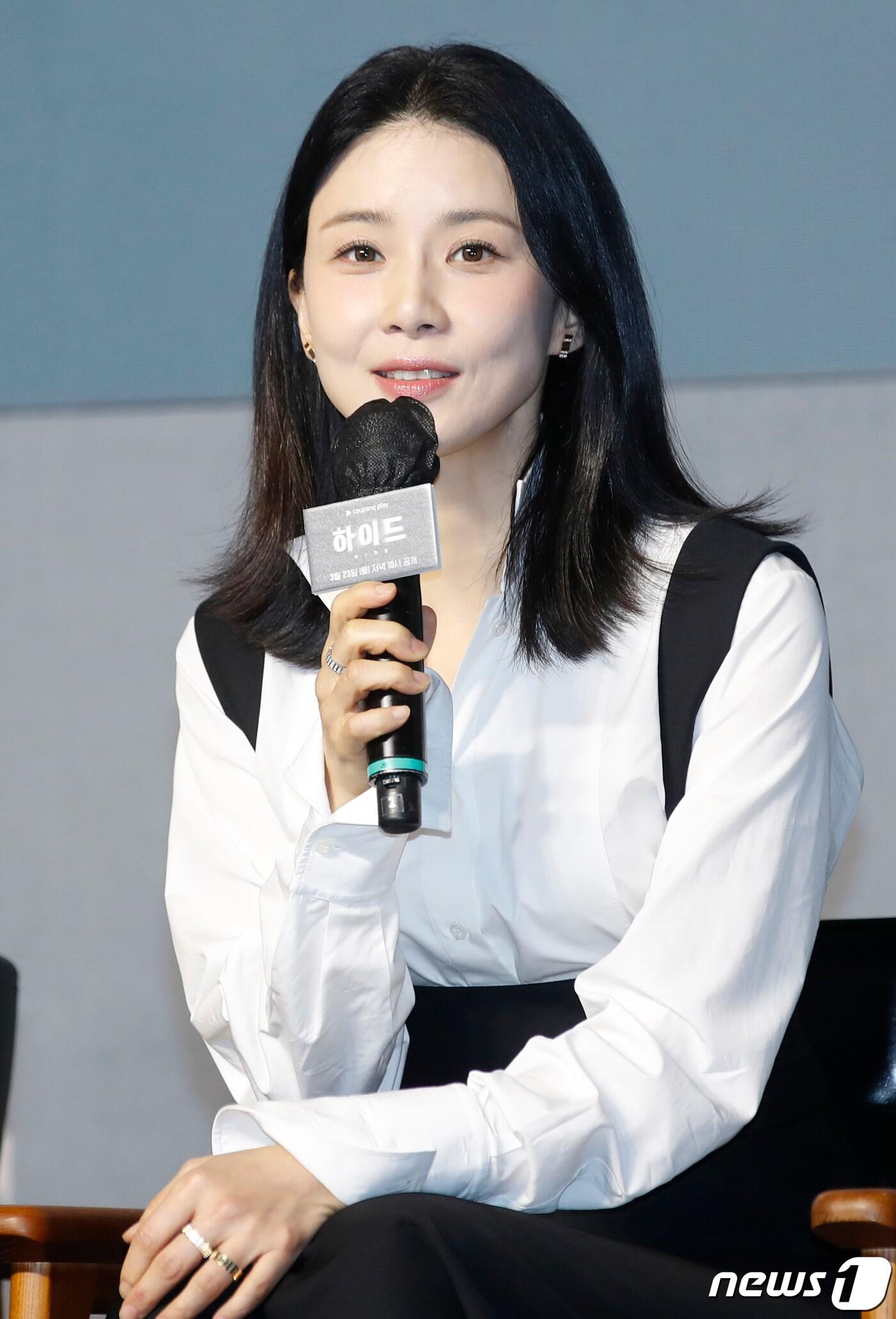 본문 이미지 - 배우 이보영이 19일 서울 강남구 조선 팰리스 서울 강남에서 열린 쿠팡플레이 시리즈 '하이드' 제작발표회에서 인사말을 하고 있다. '하이드'는 어느 날 남편이 사라진 후, 그의 실종에 얽힌 비밀을 추적하며 감당하기 어려운 큰 진실과 마주하게 되는 여자의 이야기를 그렸다. 2024.3.19/뉴스1 ⓒ News1 권현진 기자