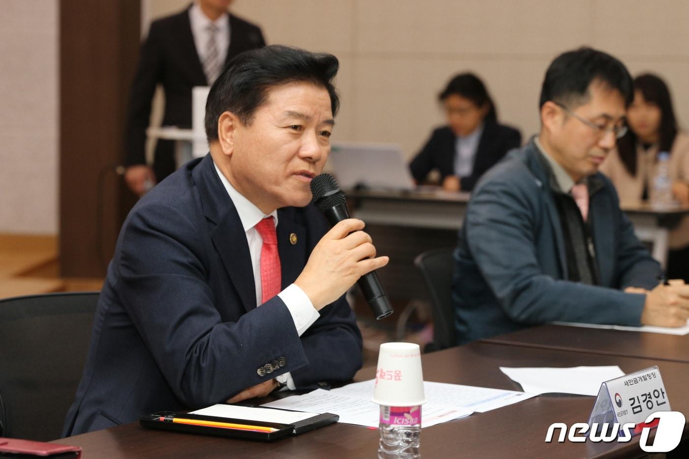 본문 이미지 - 19일 열린 ‘새만금산업단지 발전협의회’ 초청 간담회에서 김경안 새만금개발청장이 기업들의 건의사항을 듣고 해결 방안을 제시하고 있다.2024.3.19.(새만금개발청 제공)/뉴스1  