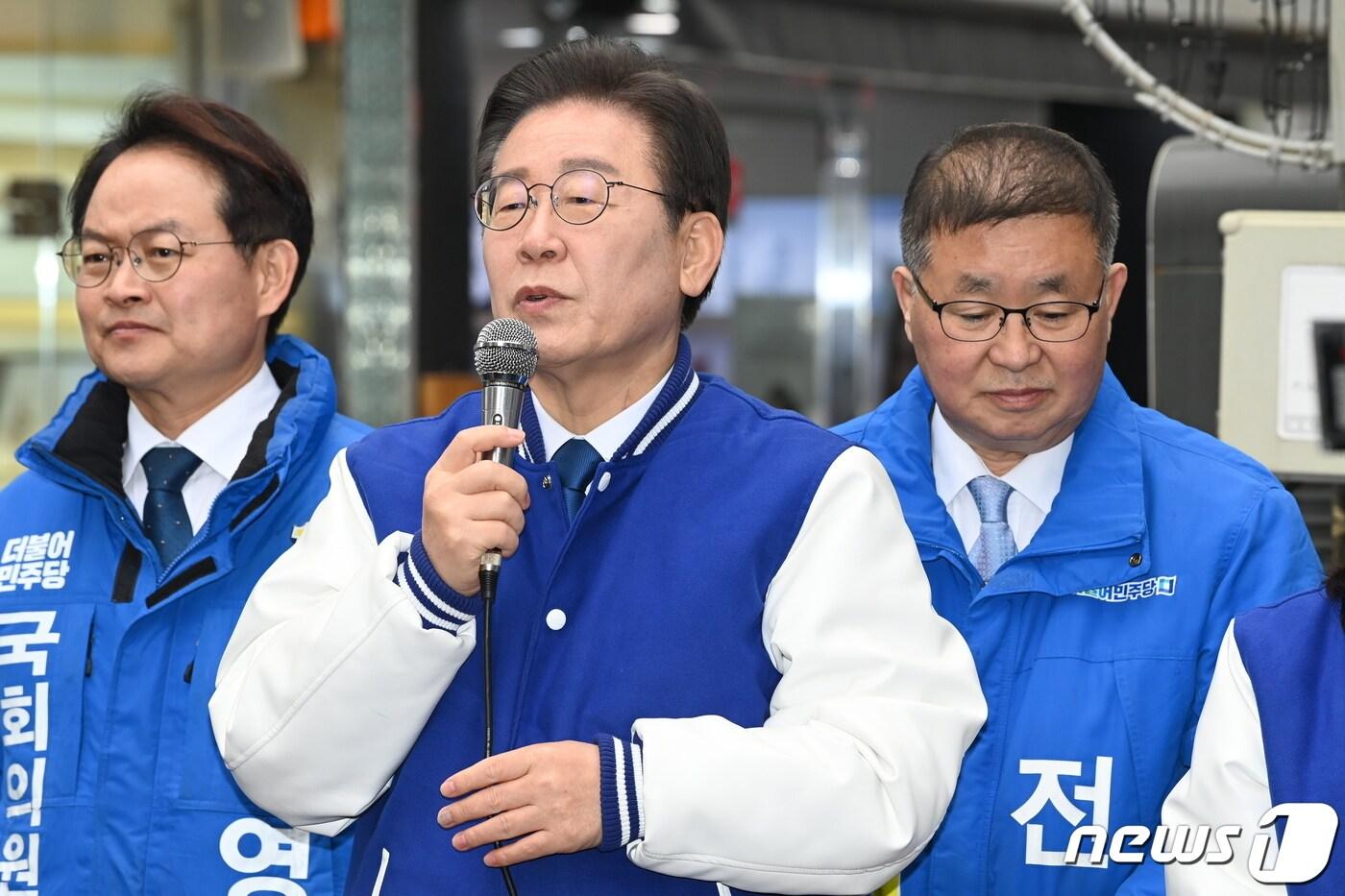 본문 이미지 - 이재명 더불어민주당 대표가 19일 오전 강원도 춘천명동거리에서 강원 현장 기자회견을 하고 있다. (공동취재) 2024.3.19/뉴스1 ⓒ News1 구윤성 기자