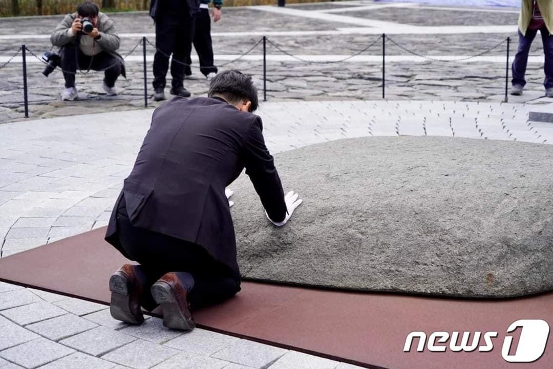 본문 이미지 - 19일 오전 봉하마을을 방문해 절하는 박용진 더불어민주당 의원(페이스북 갈무리)