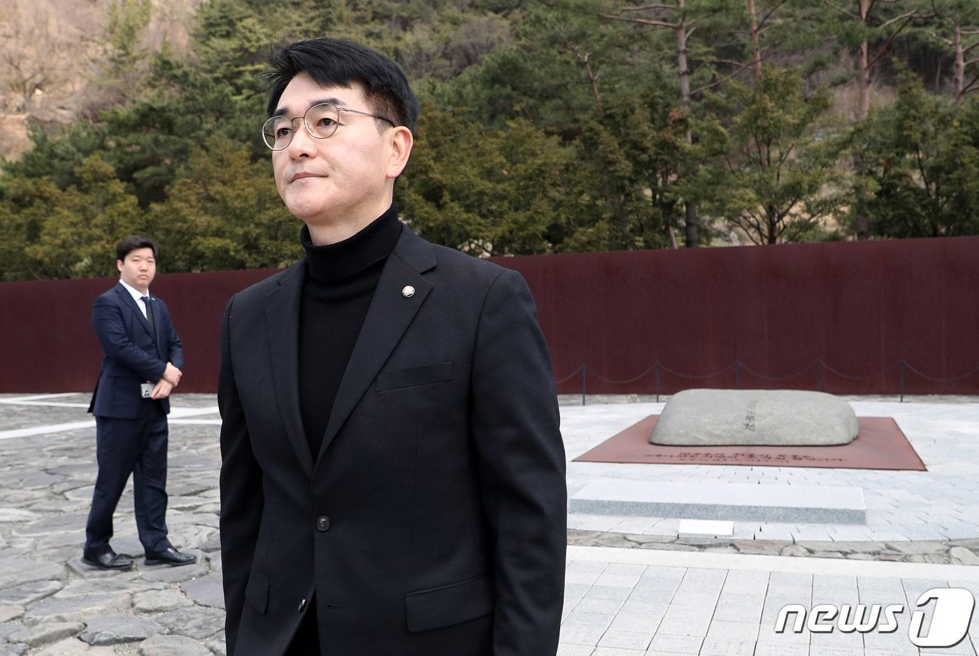 본문 이미지 - 박용진 더불어민주당 의원이 19일 오후 경남 김해 시 진영읍 봉하마을을 찾아 고 노무현 전 대통령 묘역을 참배한 뒤 이동하고 있다. 박 의원은 정봉주 전 의원의 공천이 취소된 서울 강북을 지역구 후보 자리를 놓고 조수진 노무현재단 이사와 경선 중이다. 2024.3.19/뉴스1 ⓒ News1 윤일지 기자