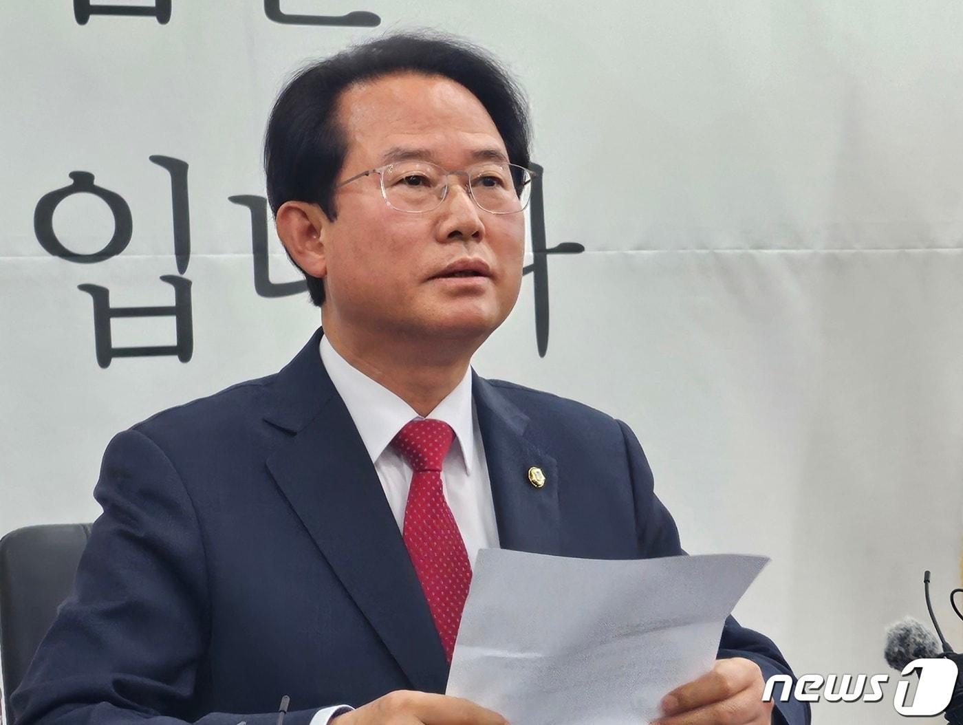 본문 이미지 - 류성걸 국민의힘 의원(대구 동구·군위군갑)이 19일 대구 수성구 국민의힘 대구시당에서 기자회견을 열고 4·10 총선 불출마를 선언하고 있다. 2024.3.19/뉴스1 ⓒ News1 남승렬 기자