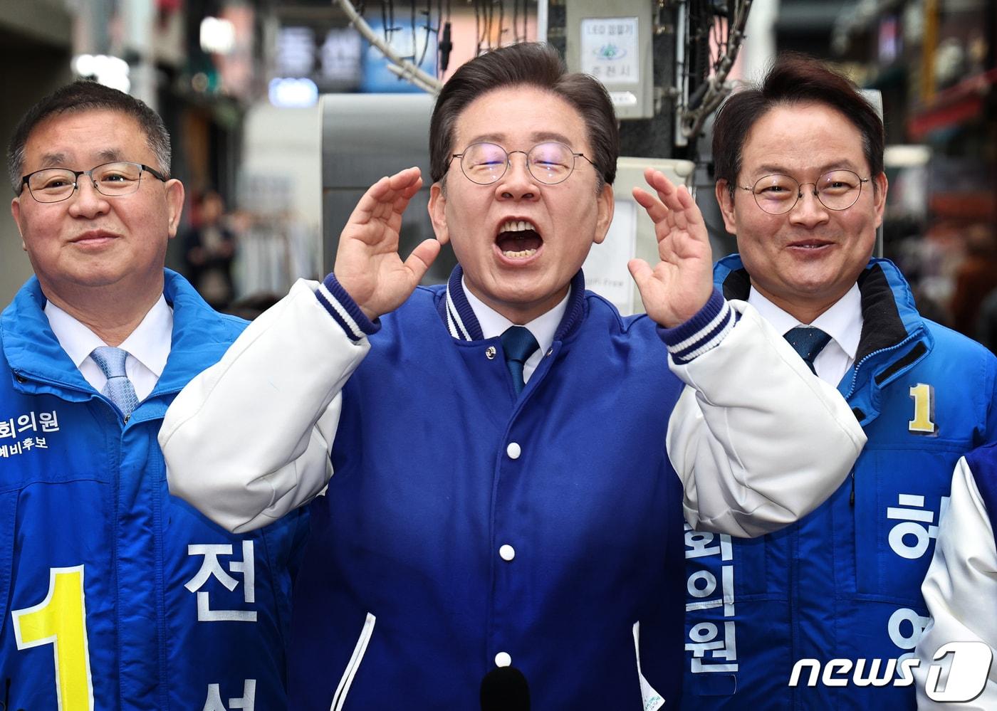 본문 이미지 - 이재명 더불어민주당 대표가 19일 오전 강원도 춘천명동거리에서 지지자들에게 인사하고 있다. 왼쪽부터 허영 후보, 이 대표, 전성 후보. 2024.3.19/뉴스1 ⓒ News1 송원영 기자