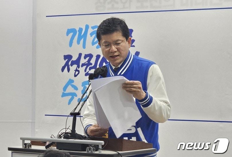 본문 이미지 - 더불어민주당 세종갑 이영선 후보가 19일 오후 세종시청 정음실에서 기자회견을 하고 있다. ⓒ News1 장동열 기자