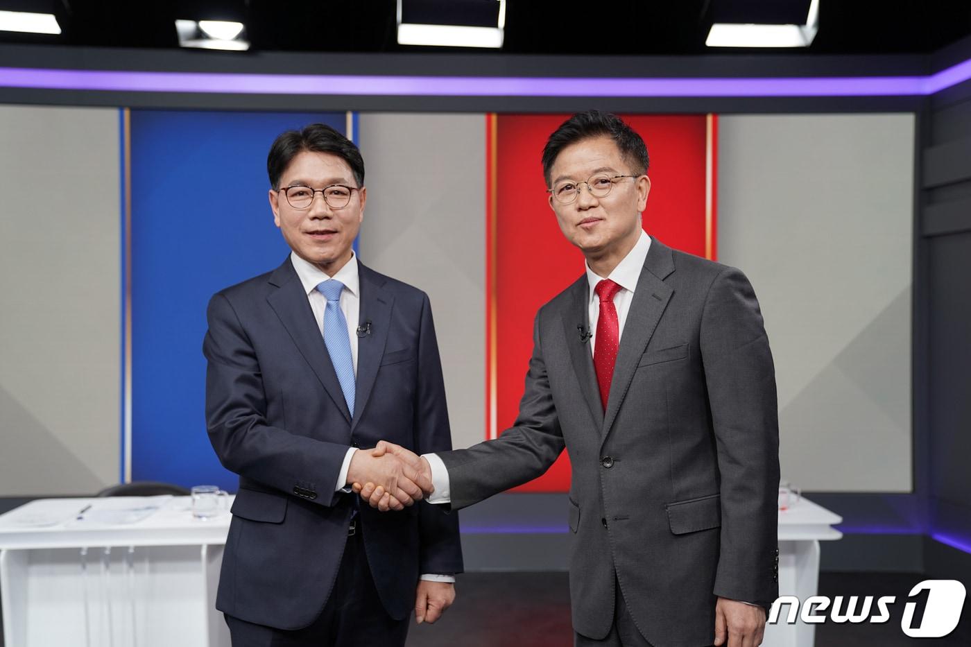 이재관(왼쪽), 이정만(오른쪽) 후보가 19일 SK브로드밴드 중부방송에서 열린 국회의원 후보자 토론회에 앞서 기념 촬영하고 있다. (천안시 기자회 제공)