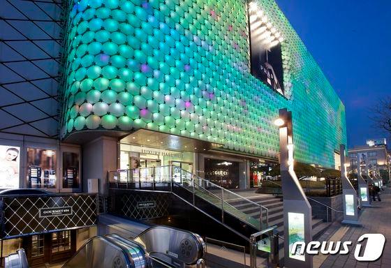 본문 이미지 -  갤러리아 명품관 전경(한화갤러리아 제공)