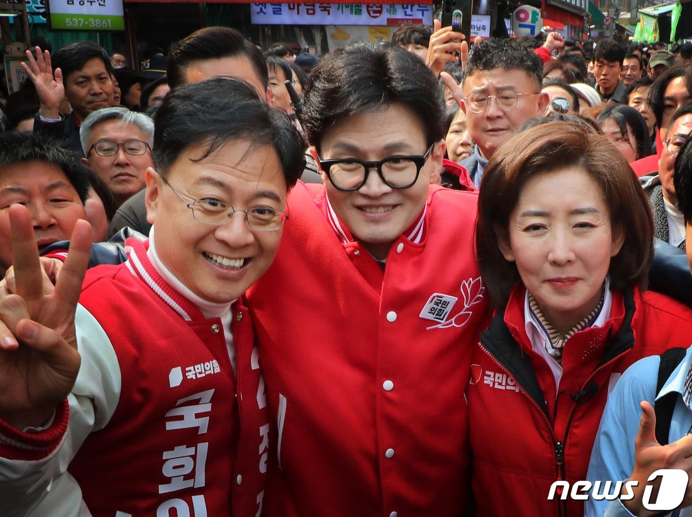 본문 이미지 - 국민의힘 한동훈 비상대책위원장이 19일 오후 서울의 핵심 승부처인 '한강 벨트'를 찾아 4·10 총선 후보 지원에 나섰다. 한위원장은 서울 동작구 남성사계시장을 방문해 장진영 동작갑 후보와 나경원 동작을 후보를 지원하면서 시민들과 셀카를 찍거나 악수를 나누며 지지를 호소했다. 2024.3.19 ⓒ News1 송원영 기자