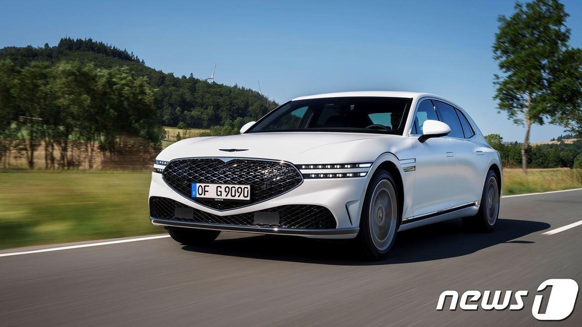 본문 이미지 -  유럽 판매 중인 제네시스 G90.(현대차그룹 제공)