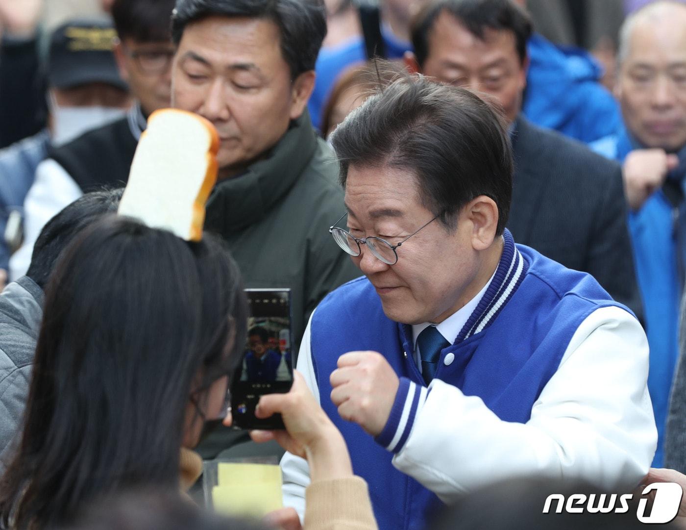 본문 이미지 - 이재명 더불어민주당 대표가 19일 오후 경기 이천시 이천중앙로 문화의거리를 방문해 시민들과 인사를 하고 있다./뉴스1 ⓒ News1 김영운 기자