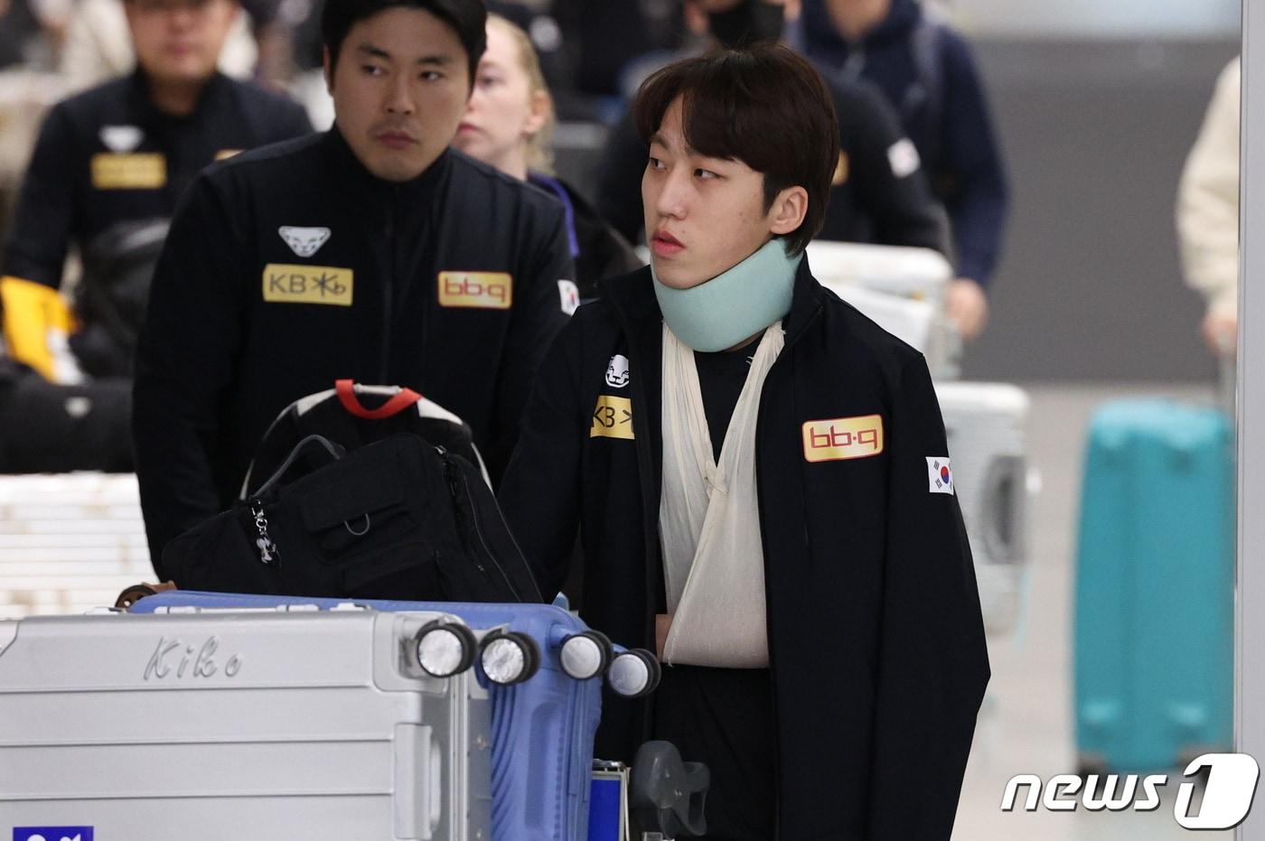본문 이미지 - 대한민국 쇼트트랙 대표팀 박지원이 19일 오후 인천국제공항 제2터미널을 통해 귀국하고 있다. 2024.3.19/뉴스1 ⓒ News1 장수영 기자