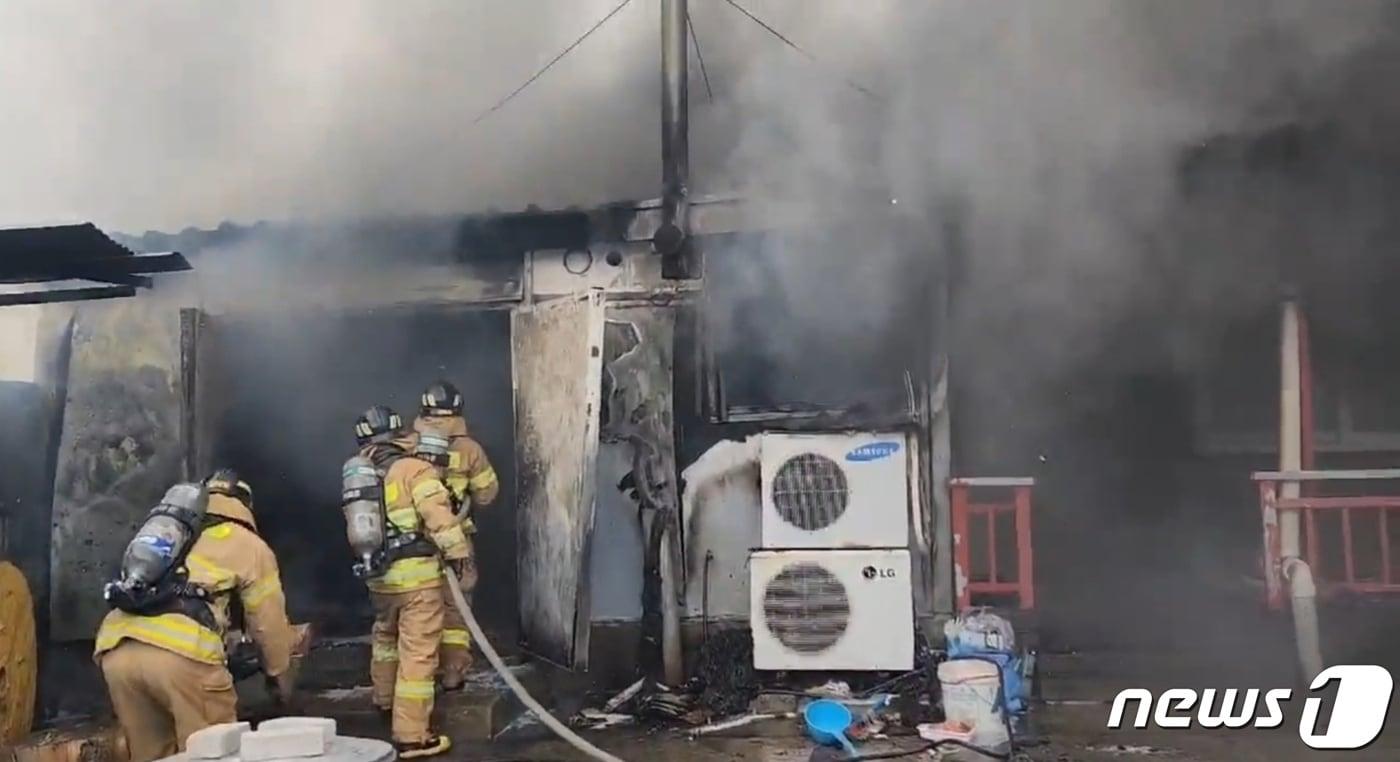 19일 오전 11시59분께 군산시 성산면의 한 단독주택에서 불이 났다.(전북소방본부 제공)2024.3.19/뉴스1