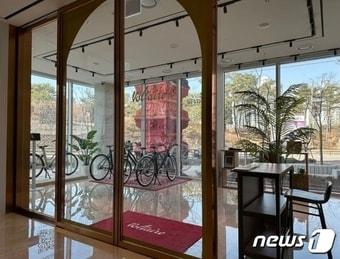 본문 이미지 - 호텔 나루 서울-엠갤러리 전용 쇼룸 볼테르 클래식 자전가 2종 전시·대여(더스윙 제공)