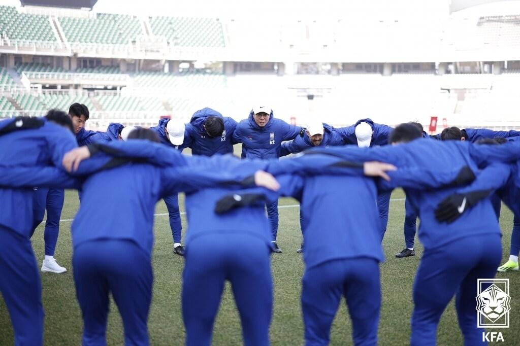 본문 이미지 - 대한민국 축구 국가대표팀 황선홍 감독이 19일 고양종합운동장에서 2026 북중미 월드컵 아시아 2차 예선 태국전을 앞두고 진행된 비공개 훈련에서 선수들과 미팅하고 있다. (대한축구협회 제공) 2024.3.19/뉴스1 ⓒ News1 김성진 기자