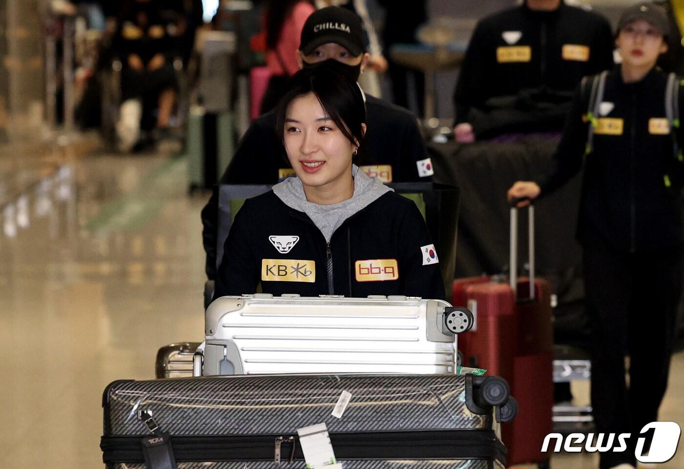 본문 이미지 - 대한민국 쇼트트랙 대표팀 김길리가 19일 오후 인천국제공항 제2터미널을 통해 귀국하고 있다. 김길리는 네덜란드 로테르담 아호이 아레나에서 열린 2024 국제빙상경기연맹(ISU) 세계 쇼트트랙 선수권대회 여자 1500m 종목에서 금메달을 획득했다. 2024.3.19/뉴스1 ⓒ News1 장수영 기자