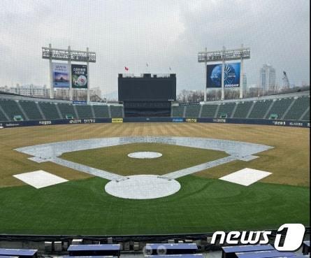 본문 이미지 - 인조잔디가 교체된 잠실종합운동장 불펜의 모습. (서울시 제공)ⓒ 뉴스1