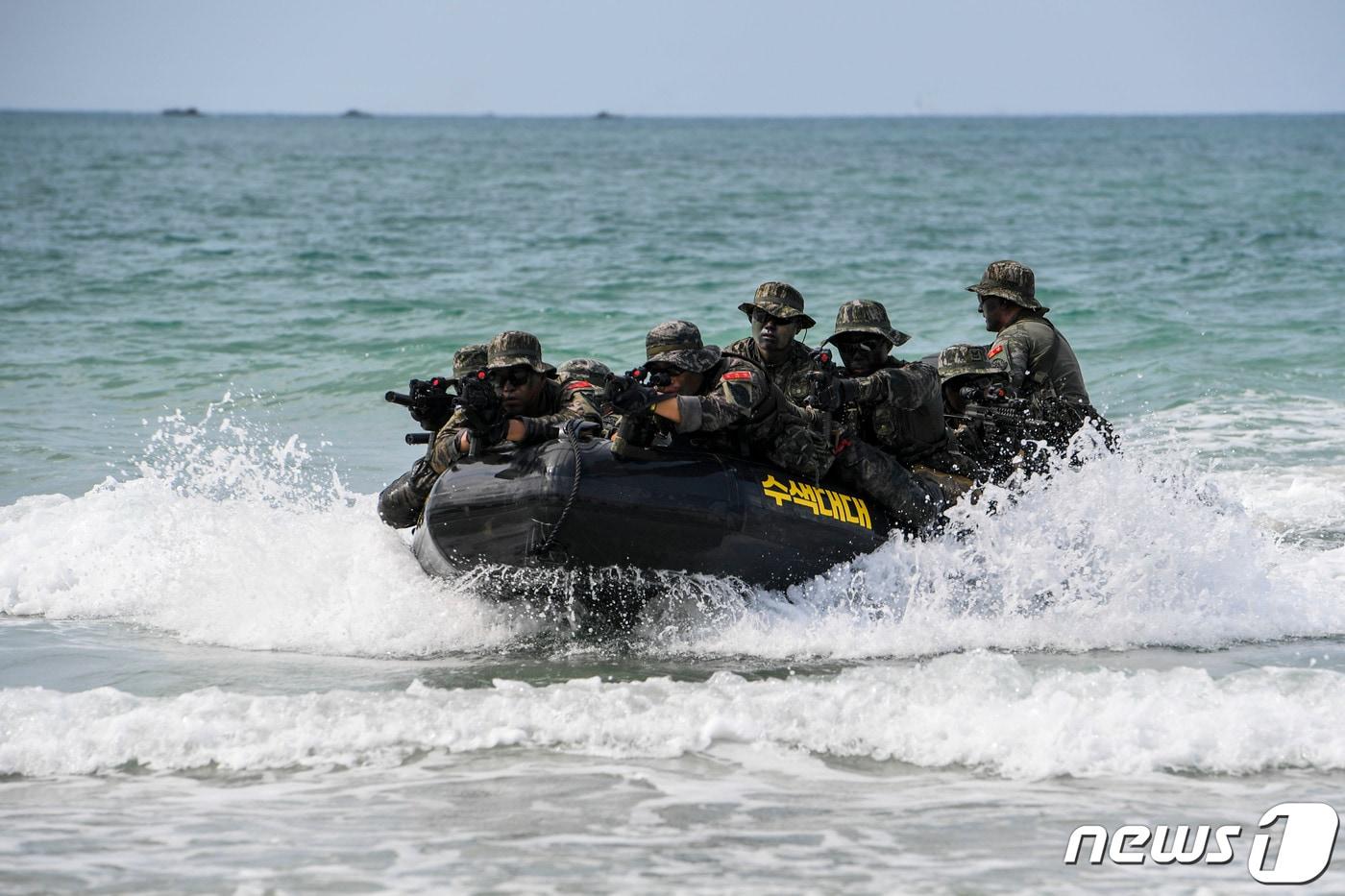 본문 이미지 - 1일(현지시간) 태국 촌부리주 핫야오 해안 일대에서 열린 코브라 골드 연합훈련에서 대한민국 해병대 수색부대 장병들이 고속고무보트(IBS)를 이용해 침투하고 있다. (해병대 제공) 2024.3.2/뉴스1