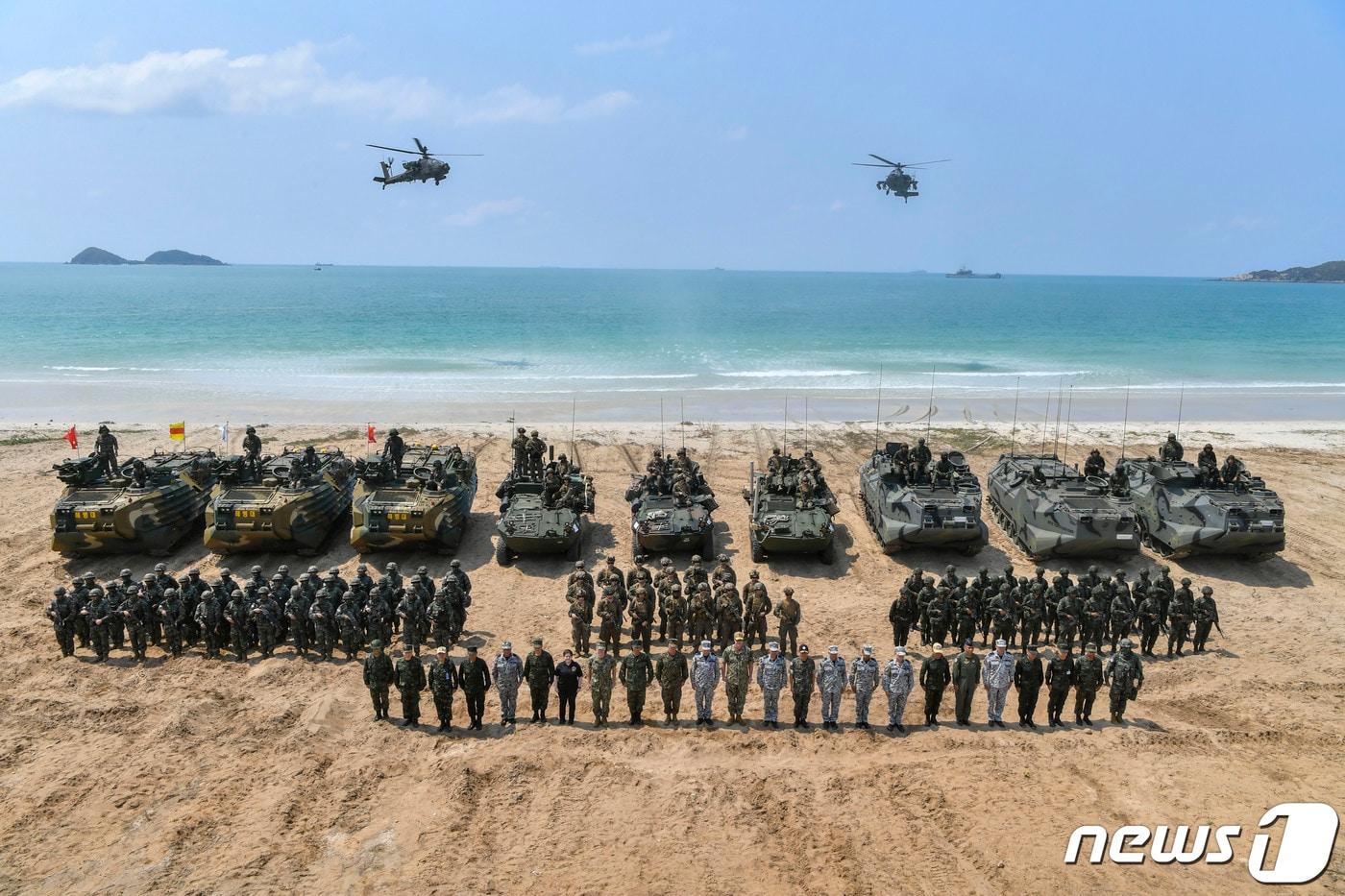 1일(현지시간) 태국 촌부리주 핫야오 해안 일대에서 열린 코브라 골드 연합훈련에서 한·미·태 해병대원을 비롯한 관계자들이 기념촬영을 하고 있다. (해병대 제공) 2024.3.2/뉴스1