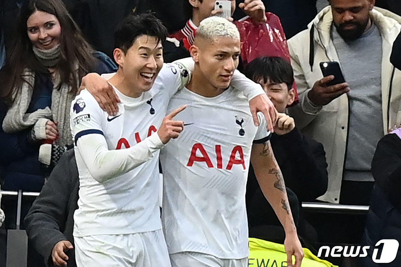 본문 이미지 - 손흥민(왼쪽)과 히샬리송 ⓒ AFP=뉴스1