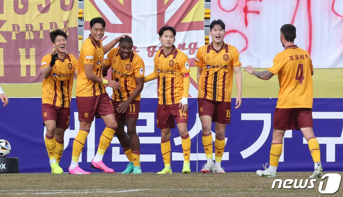 본문 이미지 - 2일 오후 광주축구전용구장에서 열린 하나은행 K리그1 2024 1라운드 광주FC와 FC서울의 경기에서 광주 가브리엘이 후반전 골을 넣고 동료들과 기뻐하고 있다. 2024.3.2/뉴스1 ⓒ News1 김태성 기자