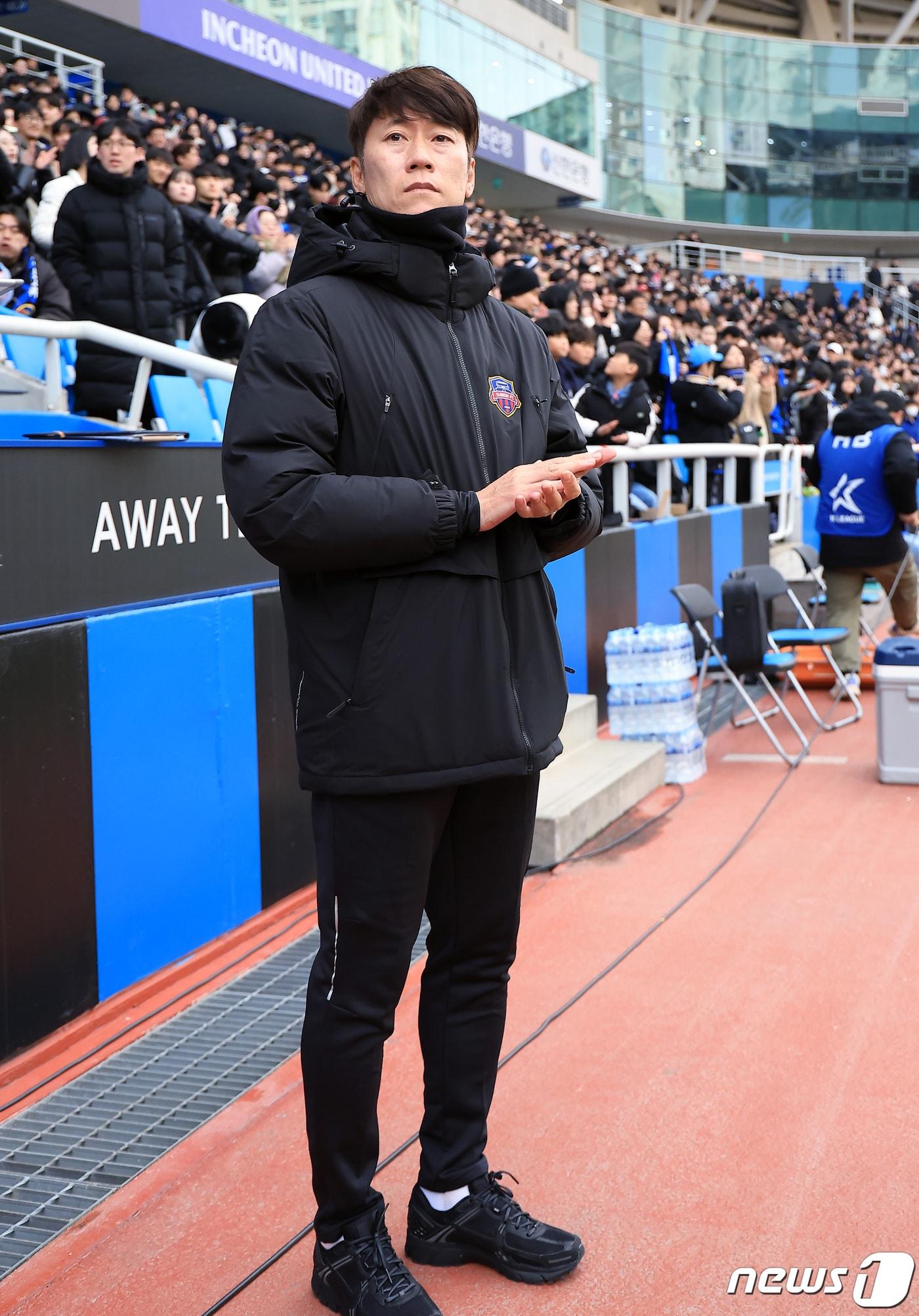 본문 이미지 - 2일 오후 인천광역시 중구 도원동 인천축구전용경기장에서 열린 '하나은행 K리그1 2024' 1라운드 인천 유나이티드와 수원FC의 경기에서 수원 김은중 감독이 피치를 바라보고 있다. 2024.3.2/뉴스1 ⓒ News1 박정호 기자