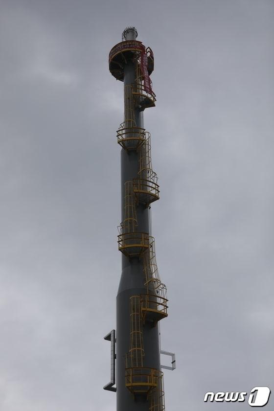본문 이미지 - 한국알콜지회는 비노조원과의 폭력사건으로 퇴사한 조합원의 복직을 요구하며 지난달 12일부터 파업에 돌입한 가운데 파업이 장기화되자 지난 17일부터 노조원 2명이 연소탑에서 고공농성에 돌입했다. 2024.2.19/뉴스1 ⓒ News1 김지혜 기자