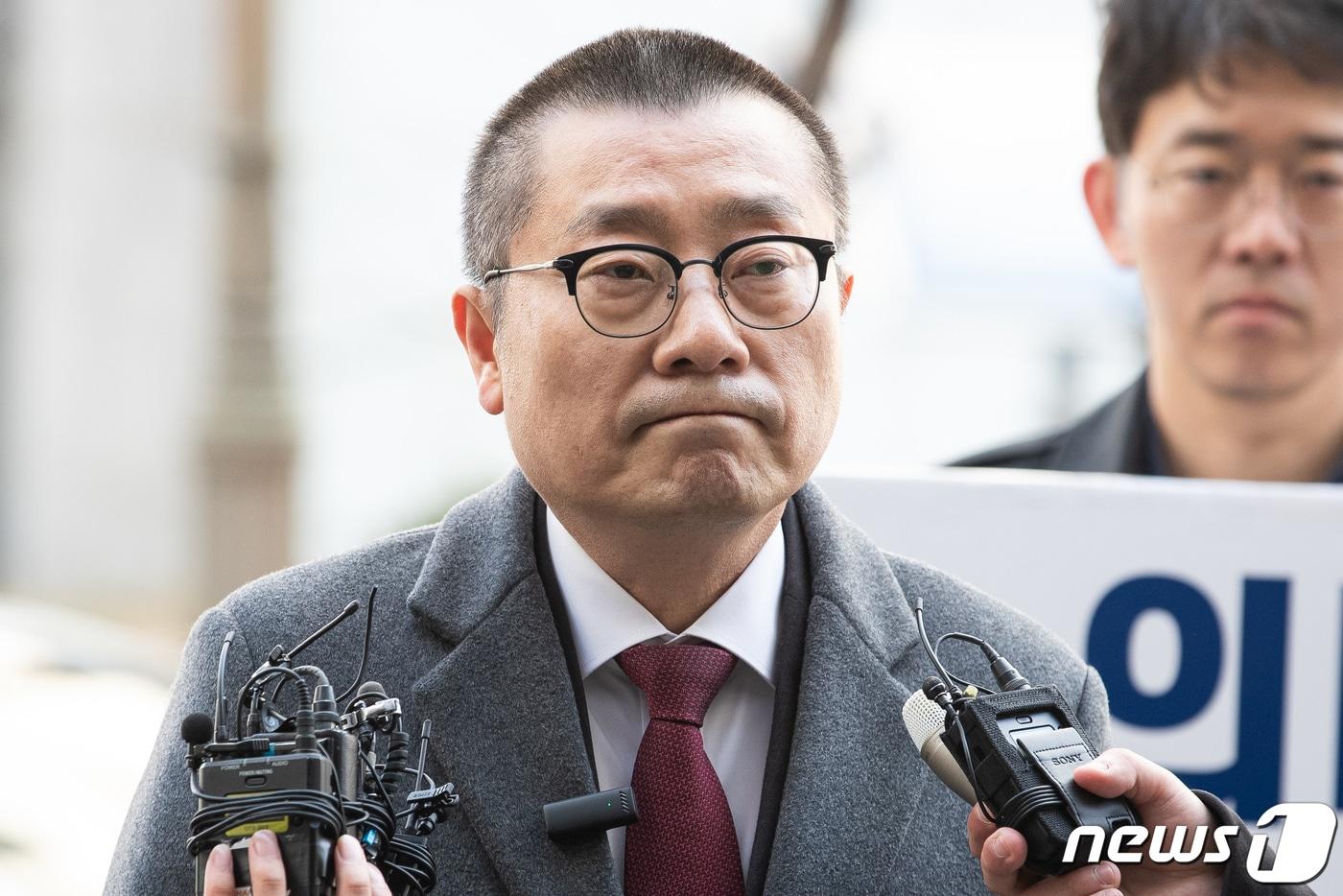 박명하 의협 비대위 조직강화위원장이 20일 서울경찰청 공공범죄수사대에 출석하며 굳은 표정을 짓고 있다. 2024.3.20/뉴스1 ⓒ News1 유승관 기자