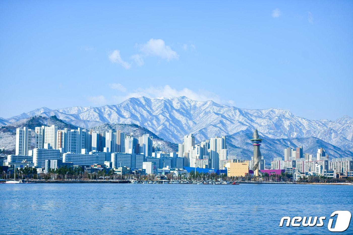 본문 이미지 - 속초에 내린 봄눈.(속초시 제공, 재판매 및 DB 금지) ⓒ News1 윤왕근 기자