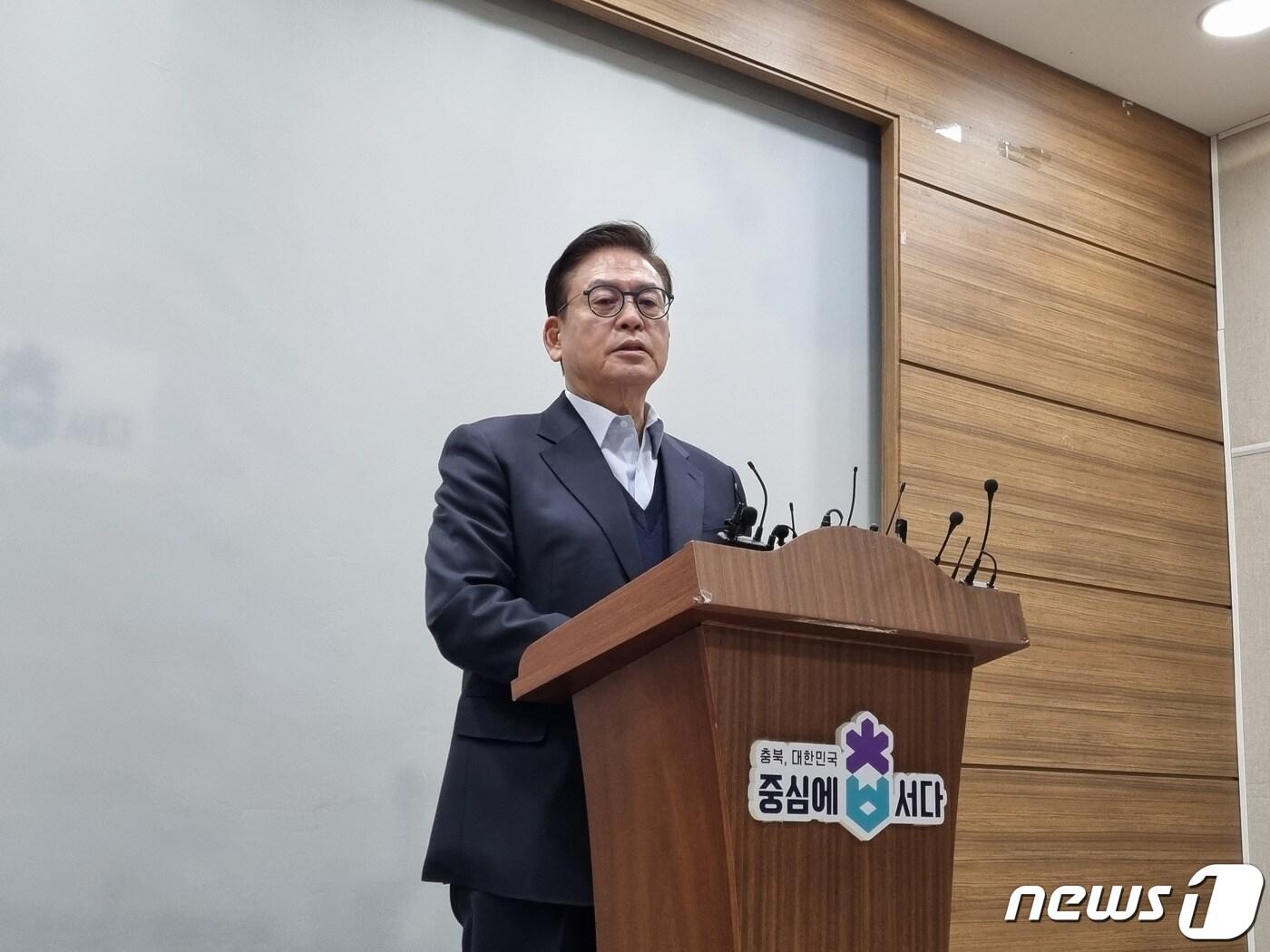 본문 이미지 - 돈봉투 수수 의혹으로 공천 취소된 국민의힘 정우택 부의장이 20일 충북도청 브리핑룸에서 총선 불출마 선언을 하고 있다. /뉴스1