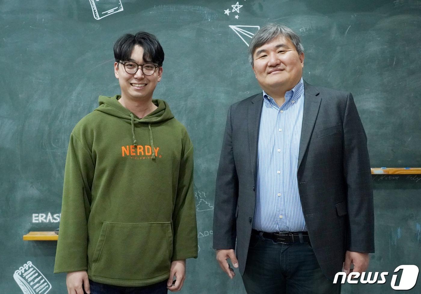 본문 이미지 - 윤진호 교수(오른쪽)와 홍윤기 박사과정생(지스트 제공)/뉴스1 
