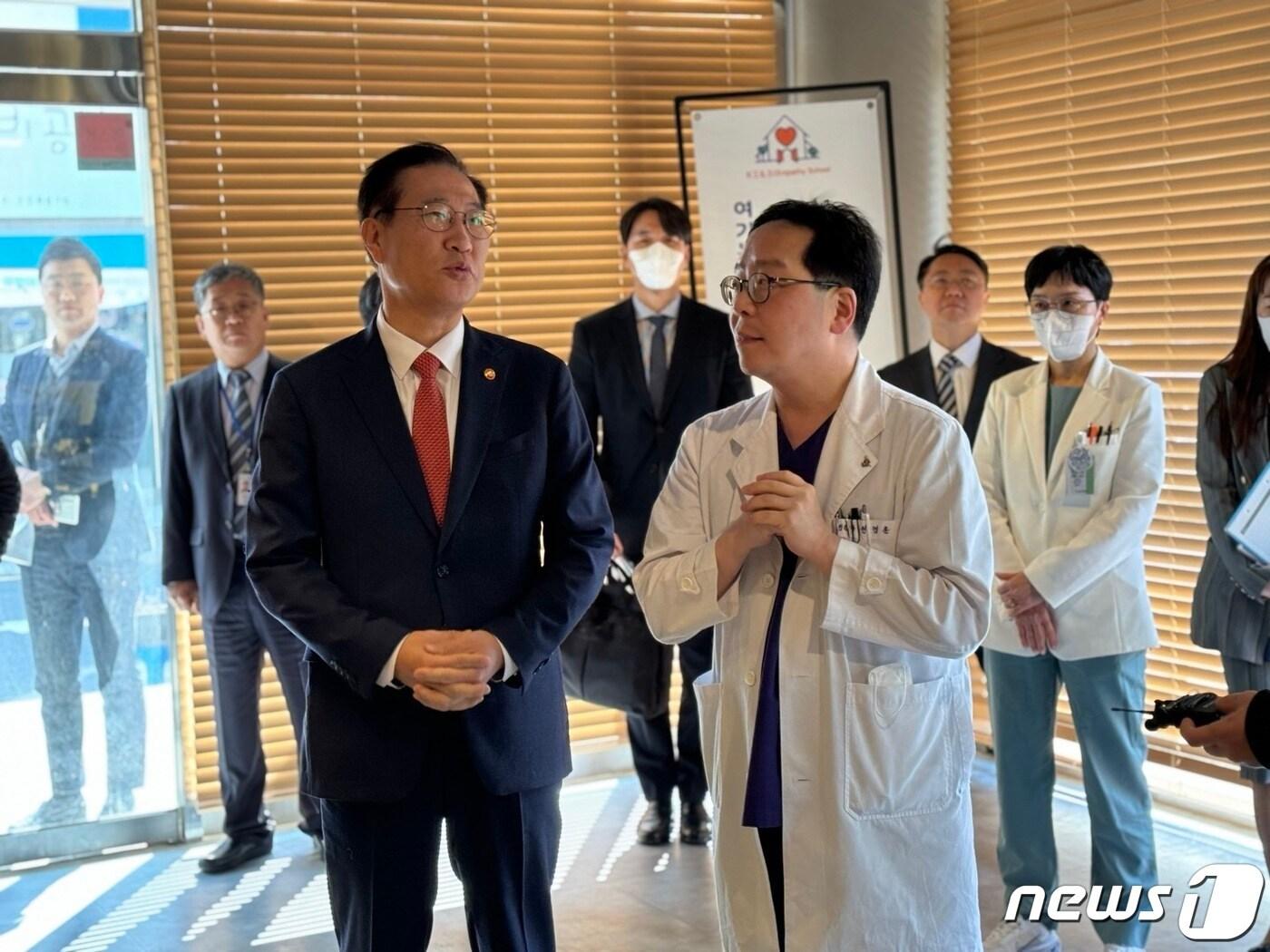 본문 이미지 - 20일 인천 서구 소재 인천참사랑병원에서 열린 박성재 법무부장관 법무정책 현장 방문에서 천영훈 병원장(오른쪽)이 병원 안을 설명하고 있다.2024.3.20 ⓒ News1 박소영 기자