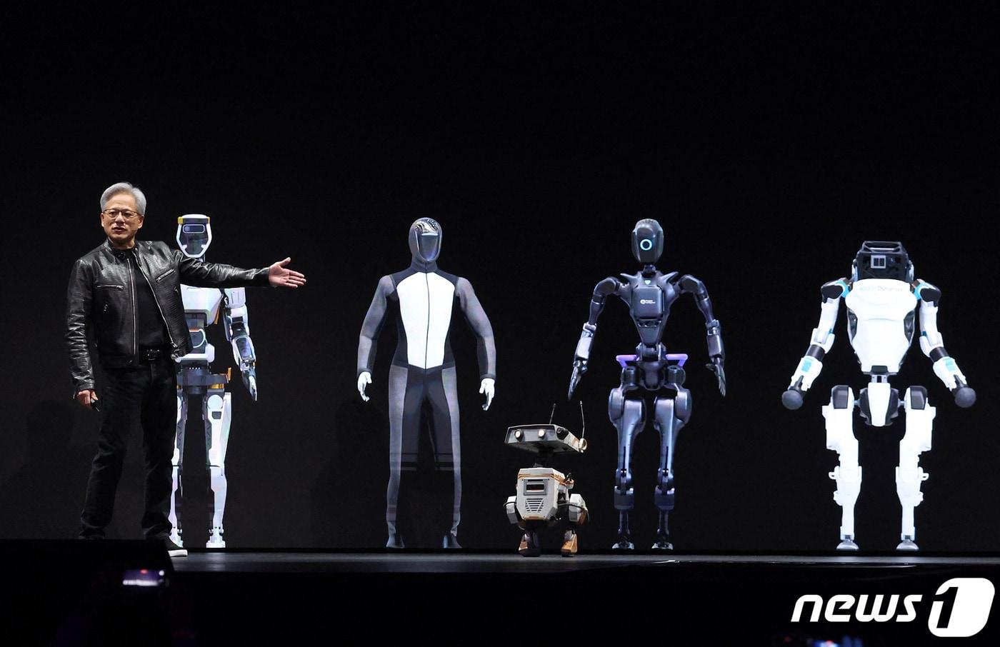18일(현지시간) 미국 캘리포니아 새너제이 SAP센터에서 열린 엔비디아 개발자 콘퍼런스 ‘GTC 2024&prime; 기조연설에서 젠슨 황 엔비디아 최고경영자(CEO)가 차세대 로봇 개발 플랫폼 ‘프로젝트 그루트’를 소개하고 있다. 2024.03.18 ⓒ AFP=뉴스1 ⓒ News1 박형기 기자