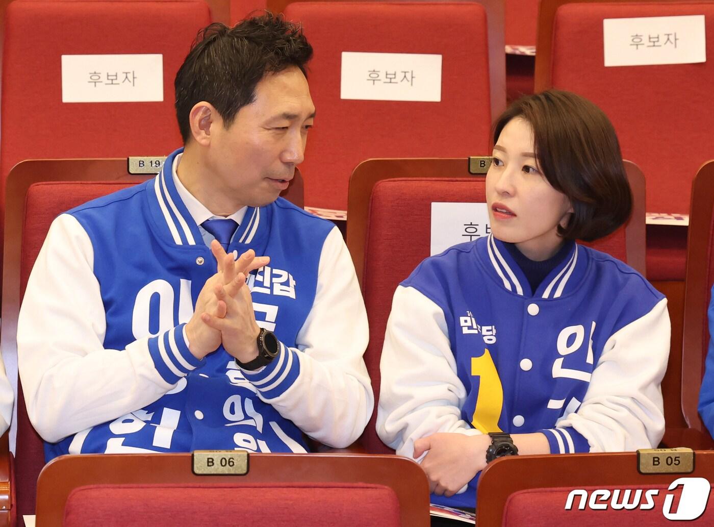 본문 이미지 - 더불어민주당 이정헌 광진갑, 안귀령 도봉갑 후보가 지난달 20일 서울 여의도 국회 도서관에서 열린 '서울특별시당 선거대책위원회 출범식'에서 기념촬영을 하고 있다./뉴스1 ⓒ News1 송원영 기자