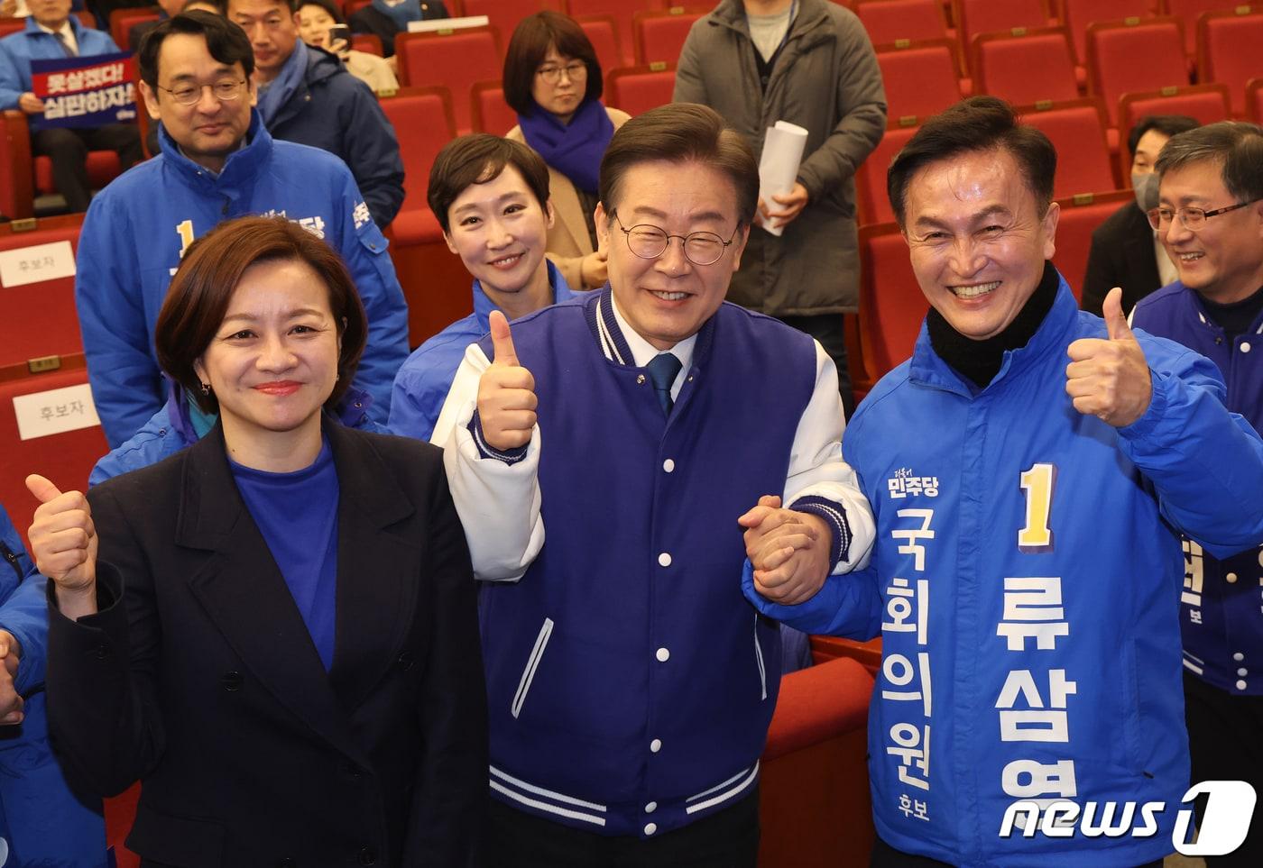 본문 이미지 - 이재명 더불어민주당 대표가 20일 서울 여의도 국회 도서관에서 열린 '서울특별시당 선거대책위원회 출범식'에서 조수진 강북을, 류삼영 동작을 후보와 기념촬영을 하고 있다. 2024.3.20/뉴스1 ⓒ News1 송원영 기자