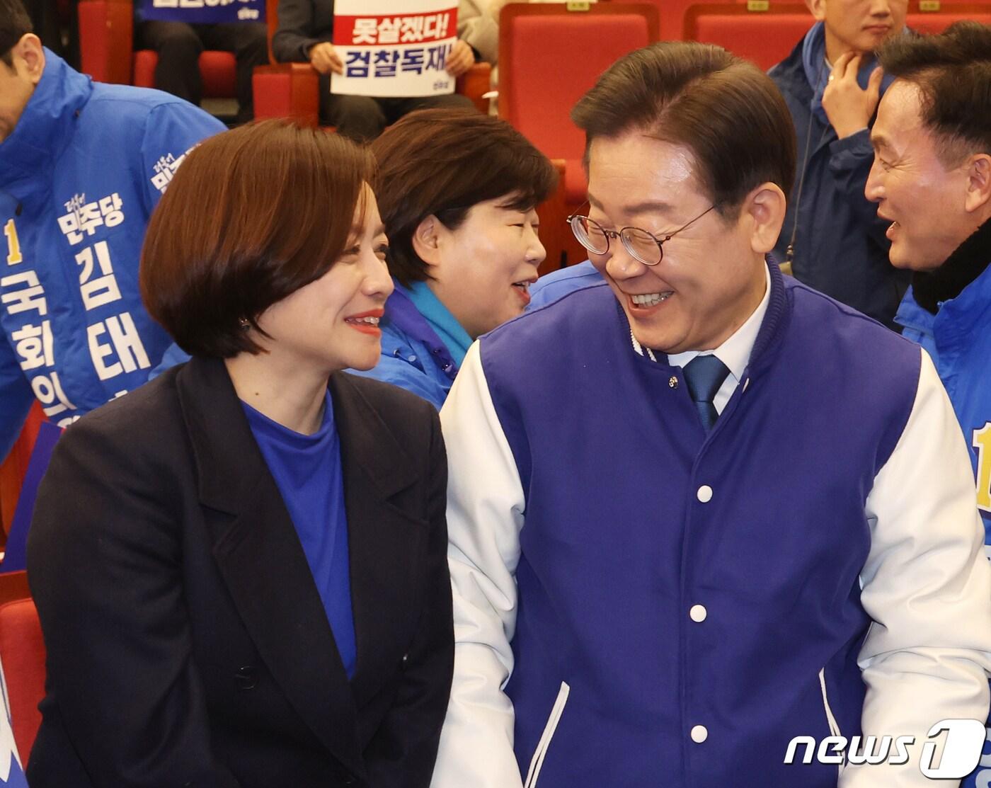 본문 이미지 - 이재명 더불어민주당 대표가 20일 서울 여의도 국회 도서관에서 열린 '서울특별시당 선거대책위원회 출범식'에서 조수진 강북을 후보와 대화를 하고 있다. 2024.3.20/뉴스1 ⓒ News1 송원영 기자