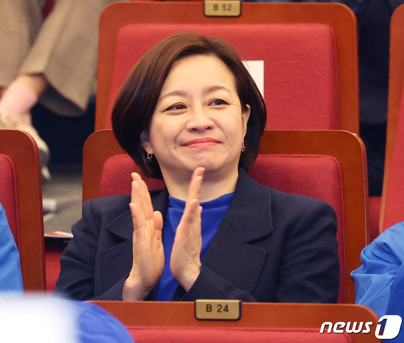 본문 이미지 - 조수진 더불어민주당 강북을 후보가 20일 서울 여의도 국회 도서관에서 열린 '서울특별시당 선거대책위원회 출범식'에서 박수를 치고 있다. 2024.3.20/뉴스1 ⓒ News1 송원영 기자