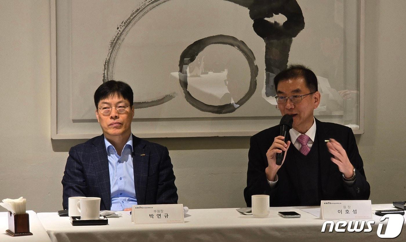 한국표준과학연구원의 이호성 원장(오른쪽)과 박연규 부원장 2024.03.20 ⓒ 뉴스1 김승준 기자