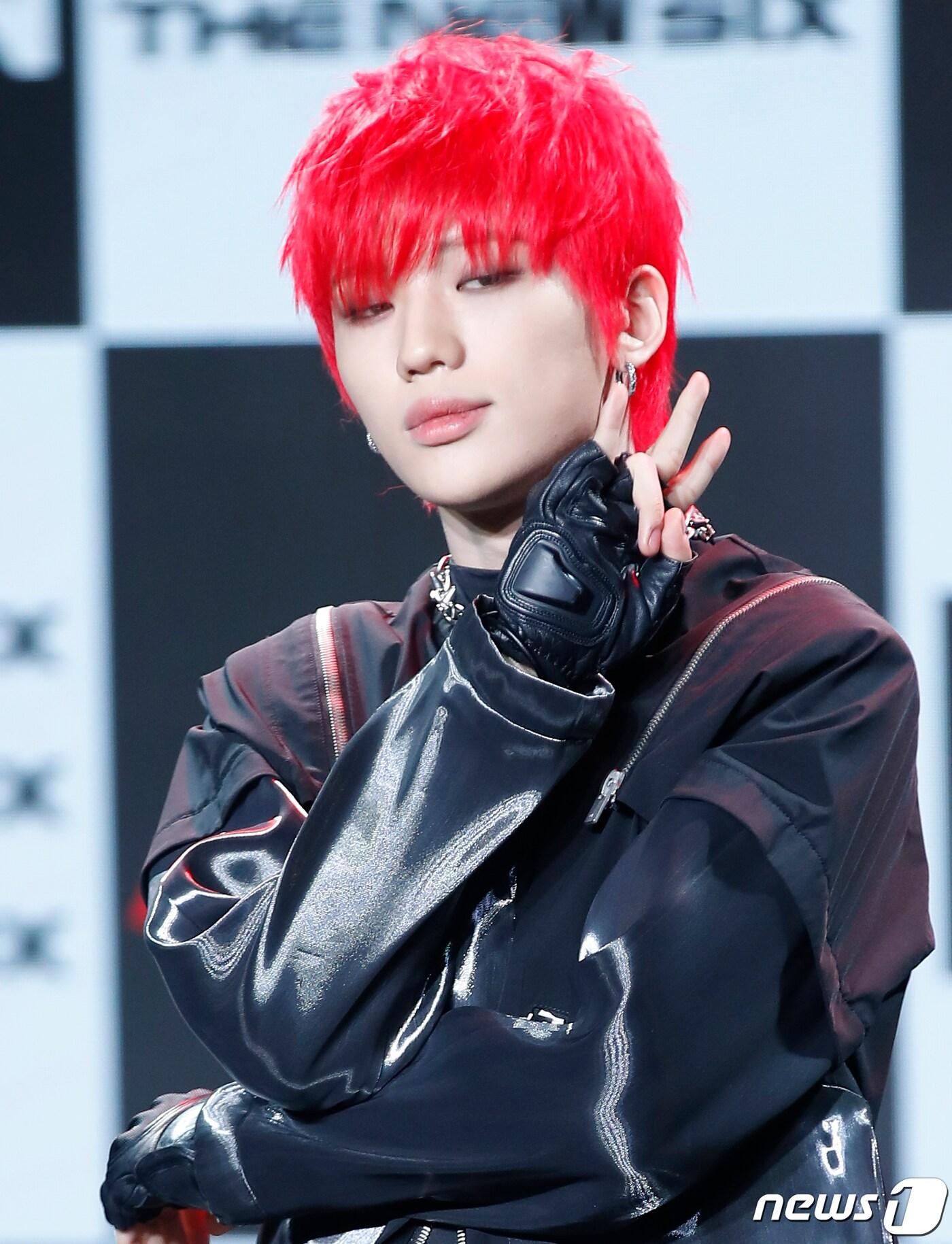 본문 이미지 - 그룹 더뉴식스의 천준혁이 20일 오후 서울 강남구 일지아트홀에서 가진 첫 번째 디지털 싱글앨범 'FUEGO(푸에고)' 발매기념 쇼케이스에서 포즈를 취하고 있다. 2024.3.20/뉴스1 ⓒ News1 권현진 기자