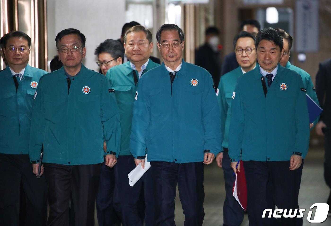 본문 이미지 - 한덕수 국무총리가 이주호 사회부총리 겸 교육부 장관을 비롯한 국무위원들이 20일 정부서울청사에서 ‘의료개혁 관련 대국민담화 발표 및 의대정원 기자회견’을 하기위해 이동하고 있다. (공동취재) 2024.3.20/뉴스1 ⓒ News1 허경 기자