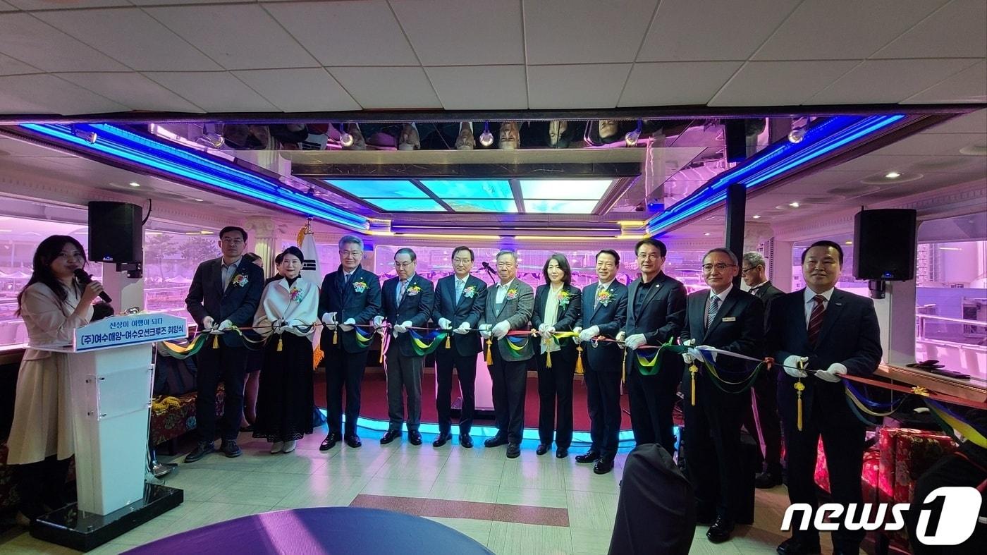 ㈜여수해양이 2026년 여수세계섬박람회 성공개최를 위해 유람선(여수오션크루즈호)을 취항했다(여수광양항만공사 제공)2024.3.20/ 