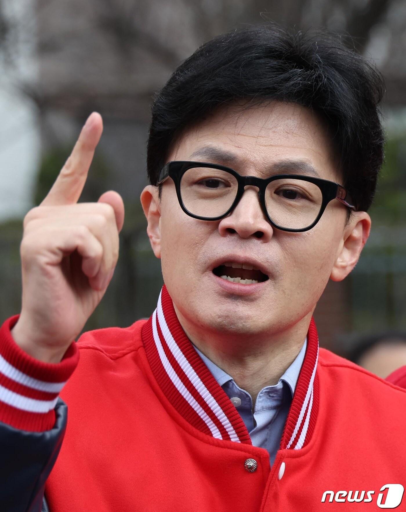 본문 이미지 - 한동훈 국민의힘 비대위원장 겸 총괄선대위원장이 경기 안양시 초원어린이공원에서 지지 호소를 하고 있다. (공동취재) 2024.3.20/뉴스1 ⓒ News1 신웅수 기자