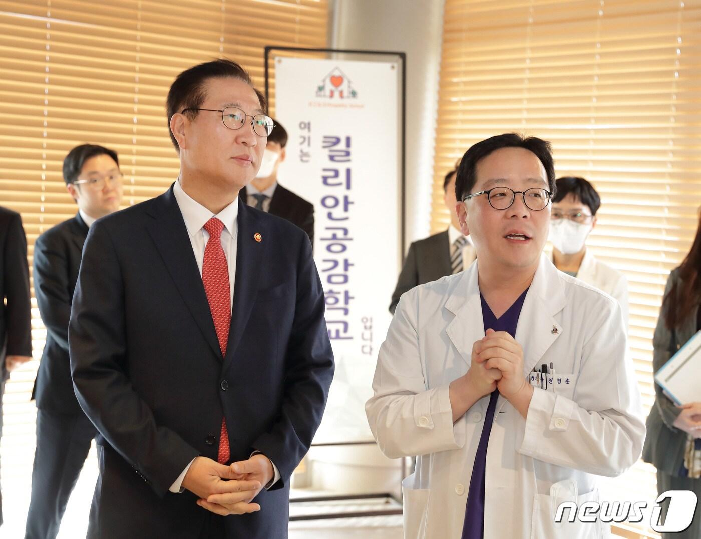 본문 이미지 - 20일 오전 인천 서구 인천참사랑병원을 방문한 박성재 법무부장관이 천영훈 병원장에게 마약류 중독 치료 사업 운영 현황 등을 듣고 있다. 2024.3.20./ⓒ 뉴스1(법무부 제공)