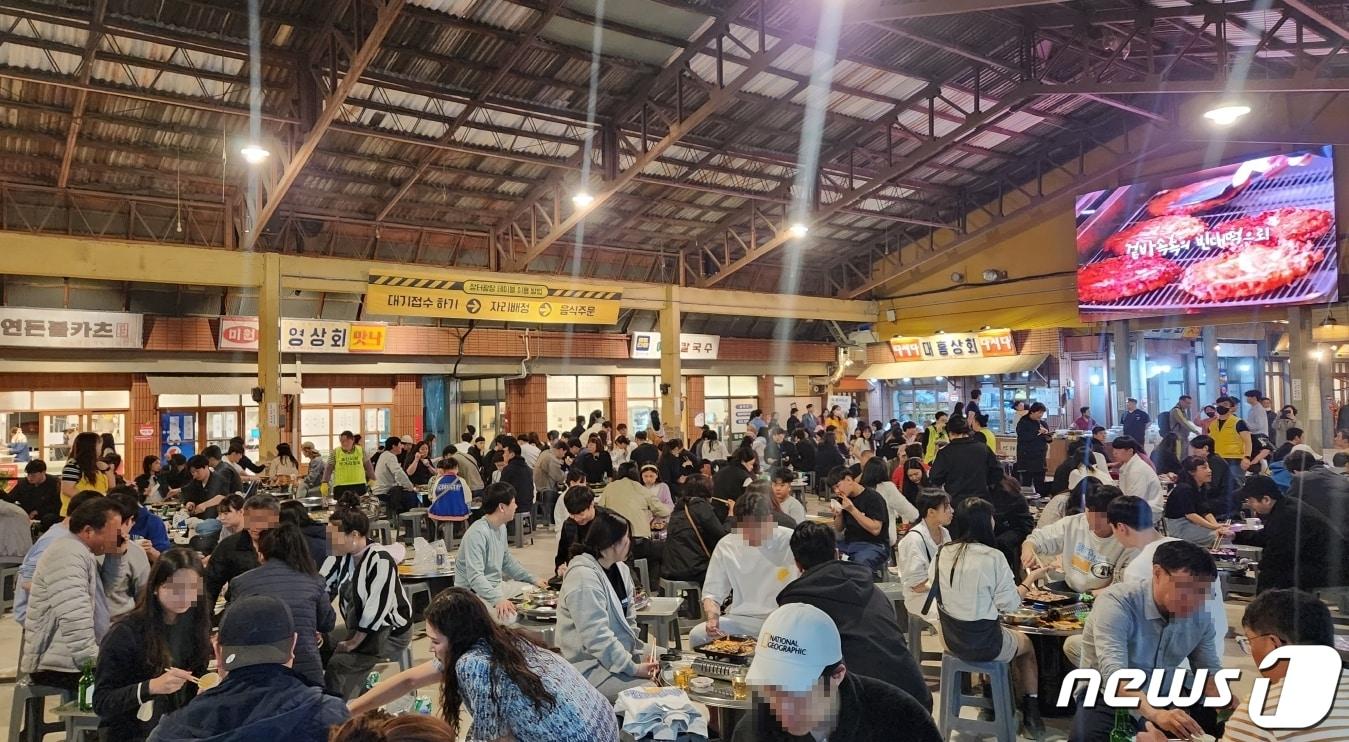본문 이미지 - 예산시장 먹거리 광장 모습. (예산군 제공)/뉴스1