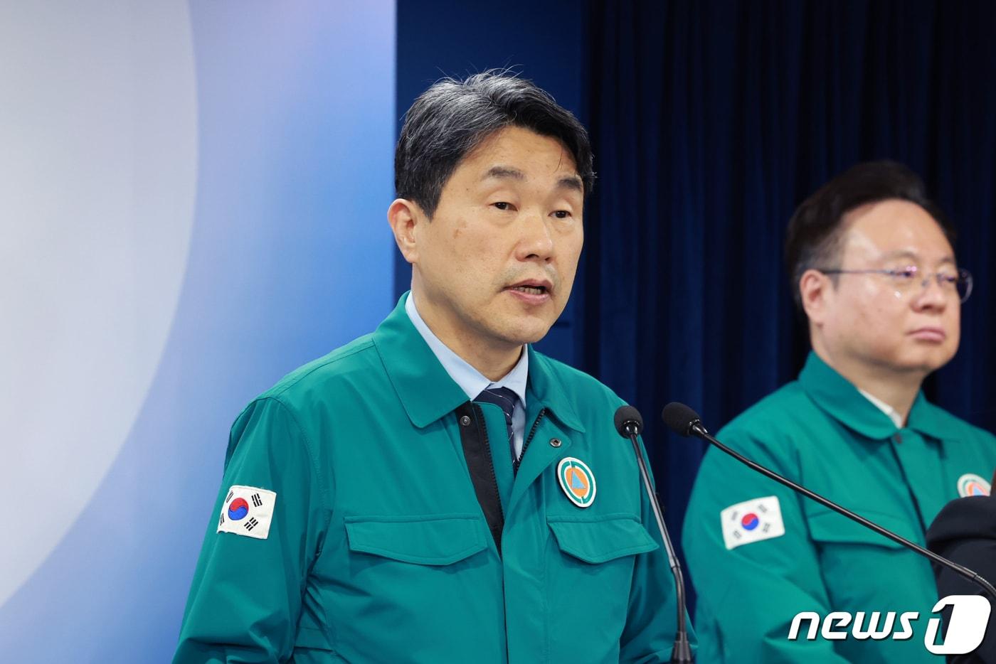 본문 이미지 - 이주호 부총리 겸 교육부장관이 20일 정부서울청사에서 2025학년도 의과대학 학생 정원 대학별 배정결과를 발표하고 있다. (공동취재) 2024.3.20/뉴스1 ⓒ News1 허경 기자